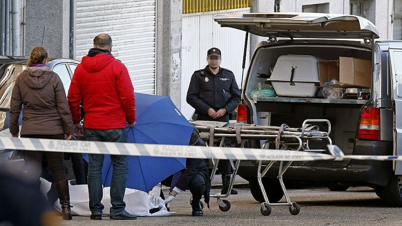 Una policía y un atracador muertos y dos personas más heridas tras un robo en un banco de Vigo