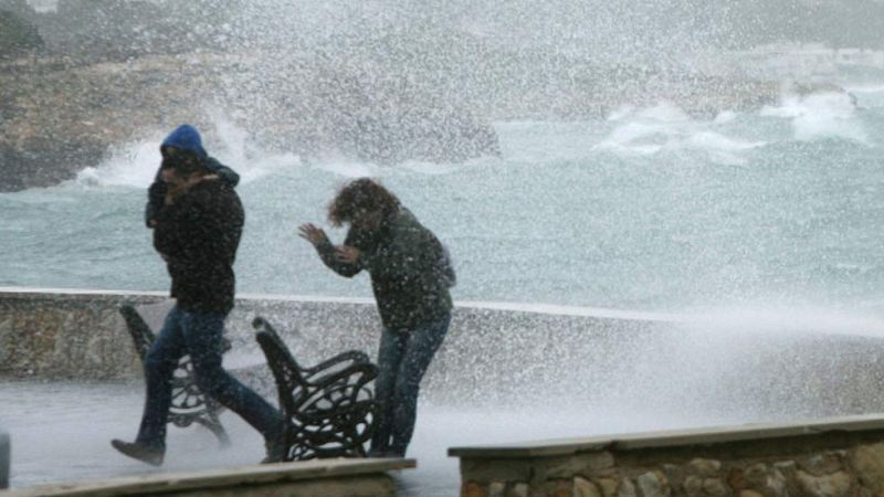 El primer temporal de lluvia y viento del otoño deja un muerto en Canarias