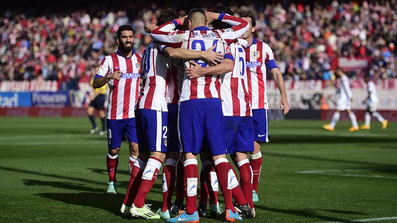 El Atlético gana al Deportivo en un choque marcado por la tragedia