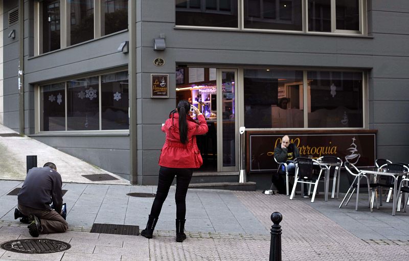 Seis encapuchados agreden a dos personas en la peña del Atlético en A Coruña