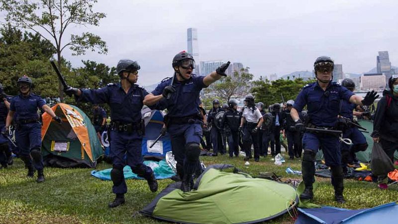 Al menos 40 detenidos en una nueva jornada de protesta que ha bloqueado Hong Kong