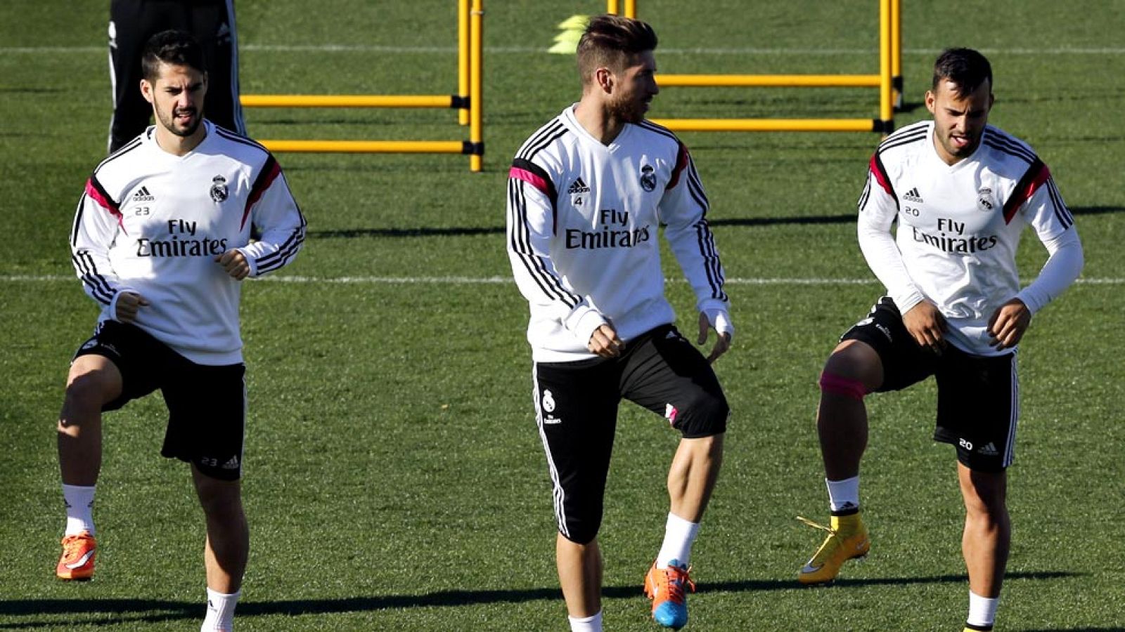 El extremo del Real Madrid Jesé Rodríguez regresa a los terrenos de juego 258 días después de su grave lesión de rodilla. Fue en la vuelta de octavos de final ante el Schalke 04 cuando el bosnio Kolasinac arrolló al canario.