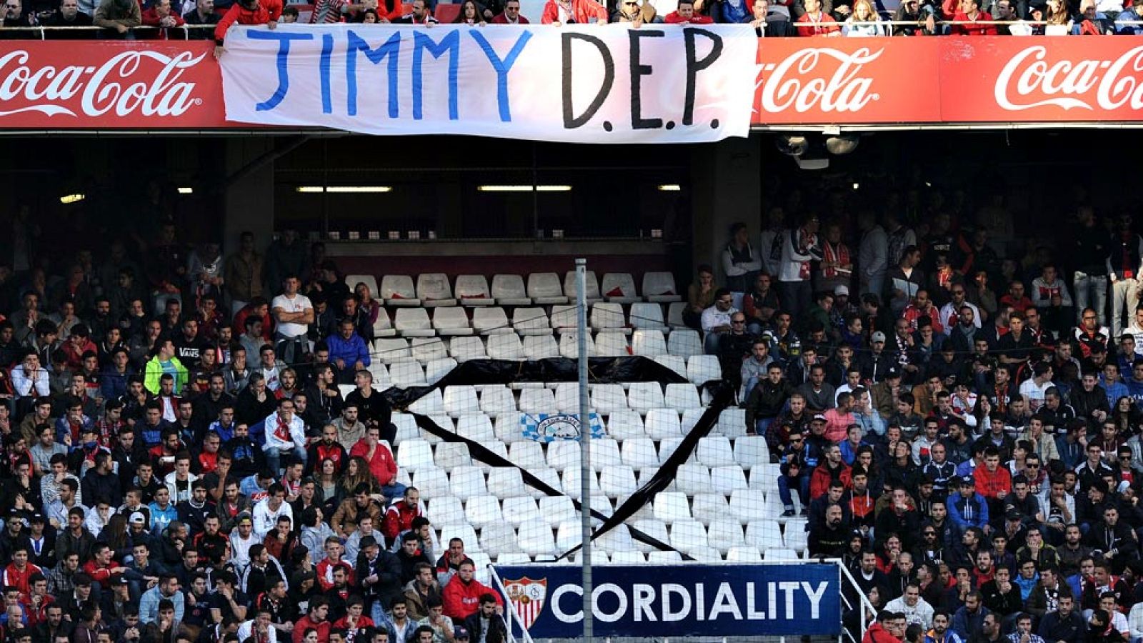 El seguidor del Deportivo de La Coruña que murió el domingo durante una reyerta entre ultras de ese equipo y del Atlético de Madrid, sufrió un traumatismo craneoencefálico con hemorragia y el estallido del bazo por un golpe provocado posiblemente por