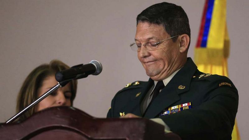El general liberado por las FARC pide la baja del Ejército ante la polémica por su secuestro