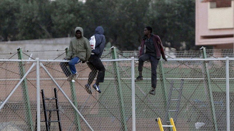 Una treintena de inmigrantes consiguen entrar en Melilla en un nuevo salto masivo de la valla