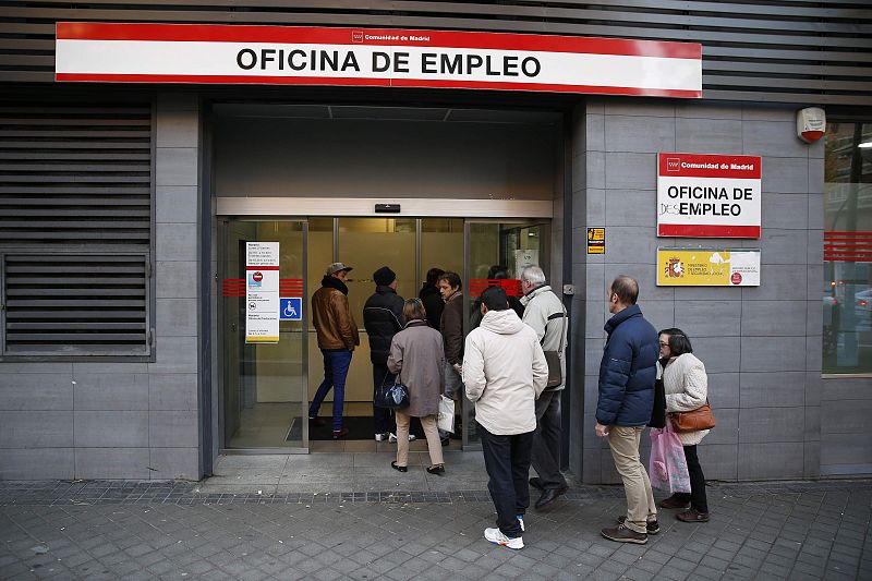 La cobertura de la protección por desempleo cae al 57,31% en octubre, tres puntos menos