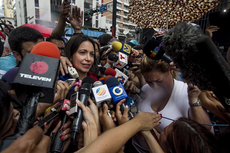 Imputan a la opositora venezolana Machado por "conspiración" en un plan para matar a Maduro