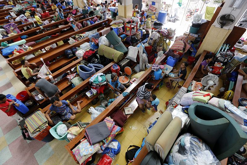 Evacuan a más de 70.000 personas en Filipinas ante la inminente llegada del 'supertifón' Hagupit