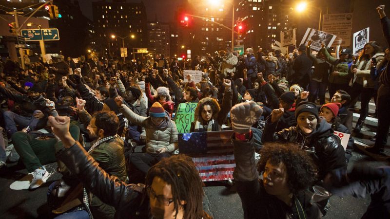 Tercera noche de protestas en Nueva York por el juicio tras la muerte de otro hombre negro