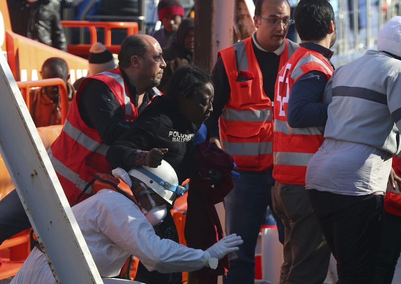 Retoman la búsqueda de los 23 inmigrantes desaparecidos que cayeron al mar