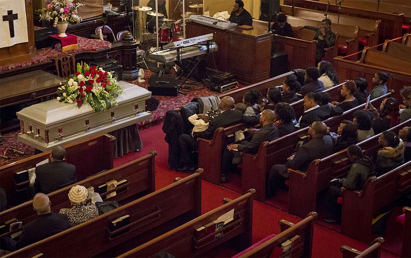 Indignación durante el funeral del joven negro muerto en Nueva York por disparos de la policía