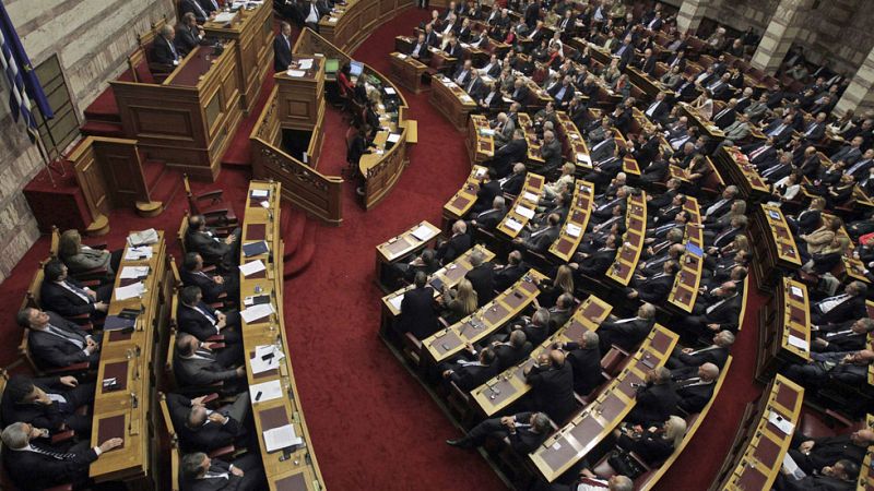 Grecia aprueba sus presupuestos para 2015 sin incluir las condiciones de la troika