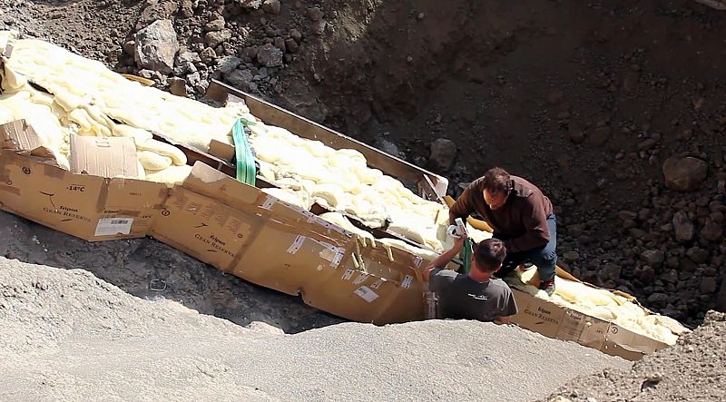 Extraen íntegro el cuello de más de cinco metros de un titanosaurio en Lleida