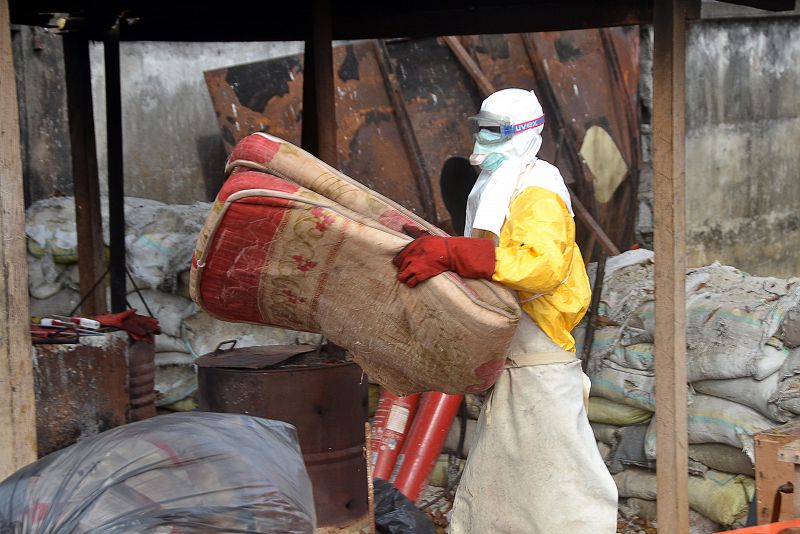 La OMS eleva a 17.800 los casos de ébola y el virus sigue propagándose por Sierra Leona