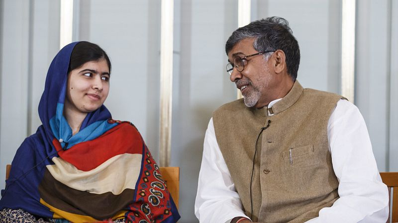Malala enseña su uniforme ensangrentado para pedir a las niñas que luchen por su educación