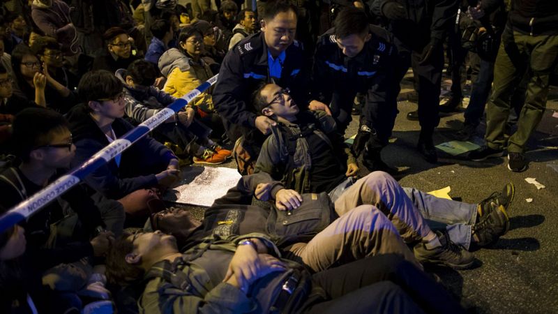 Las protestas democráticas en Hong Kong terminan con más de 200 activistas detenidos