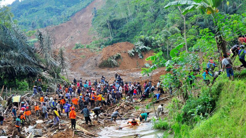 Al menos 18 muertos y 90 desaparecidos por un corrimiento de tierras en la isla de Java