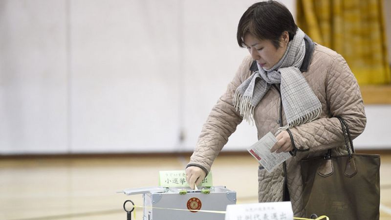 Japón vota un nuevo Parlamento con el partido de Shinzo Abe como principal favorito