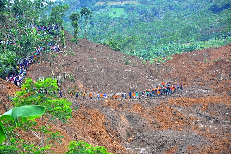 Aumenta a 32 la cifra de muertos por el corrimiento de tierras en la isla de Java