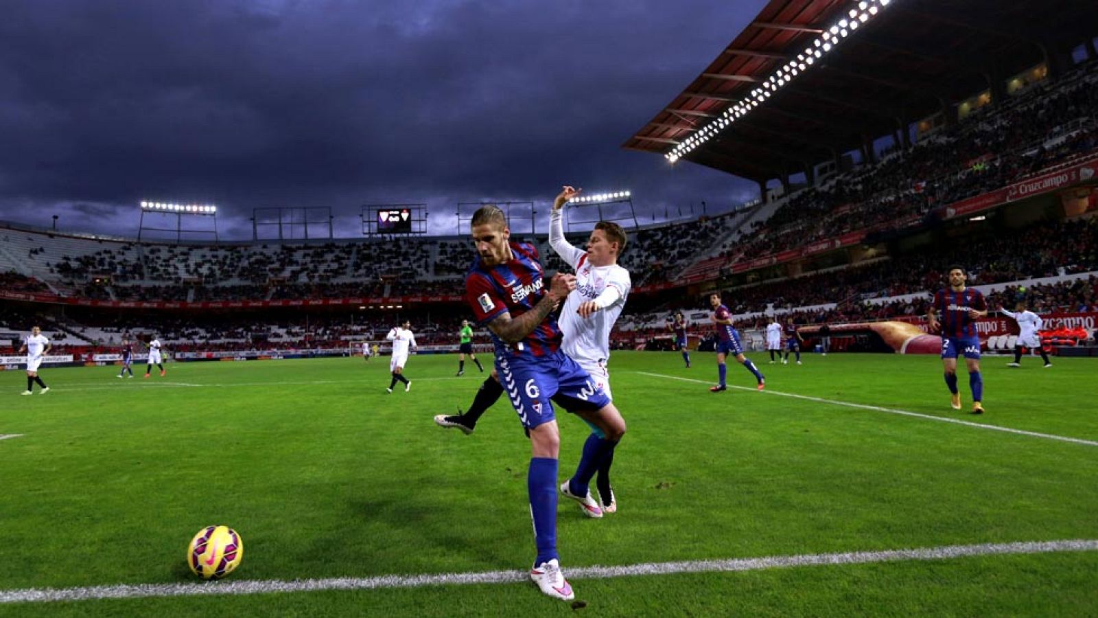 El Eibar demostró en el Sánchez Pizjuán las buenas hechuras con las que se mueve en su debut en la Liga BBVA y logró un meritorio empate a cero ante un Sevilla que siempre lo intentó, pero que no tuvo la pegada suficiente para abrir el marcador, con 