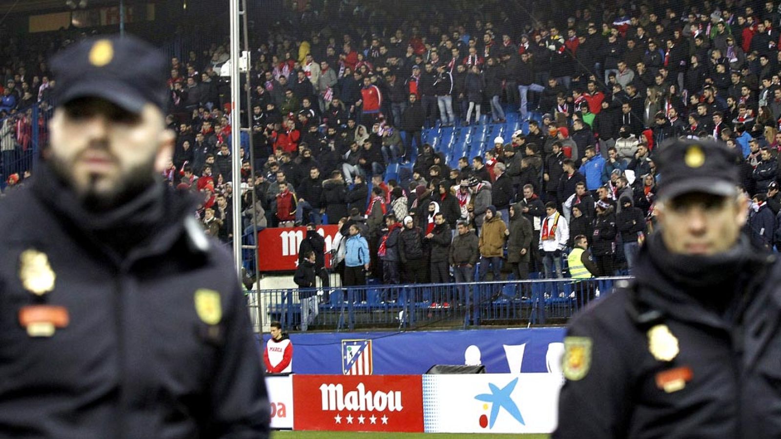 La tranquilidad y la ausencia de altercados han marcado las horas previas al inicio del Atlético de Madrid-Villarreal, mientras que el fondo sur del Vicente Calderón, donde se ubica el Frente Atlético, permanece en silencio y con mucha menos afluenci