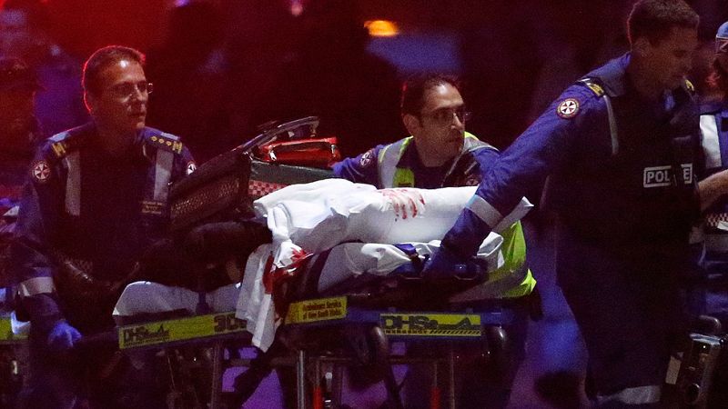 Mueren dos rehenes y el captor tras un secuestro de 17 horas en un cafMueren dos rehenes y el captor tras un secuestro de 17 horas en un café de Sídney