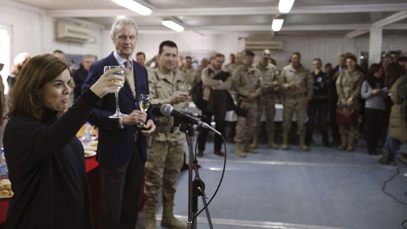 Santamaría destaca la "entrega" de los militares españoles en su primera visita a Afganistán