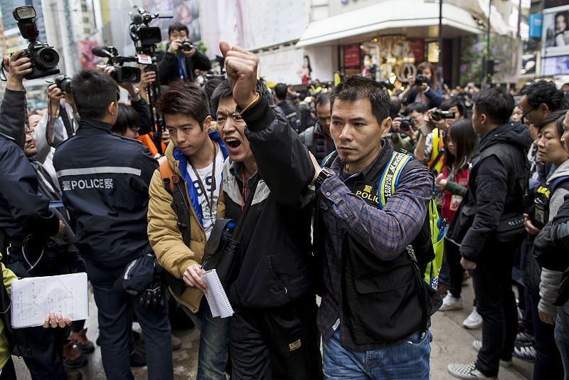 La Policía de Hong Kong desaloja el último reducto de activistas prodemocracia