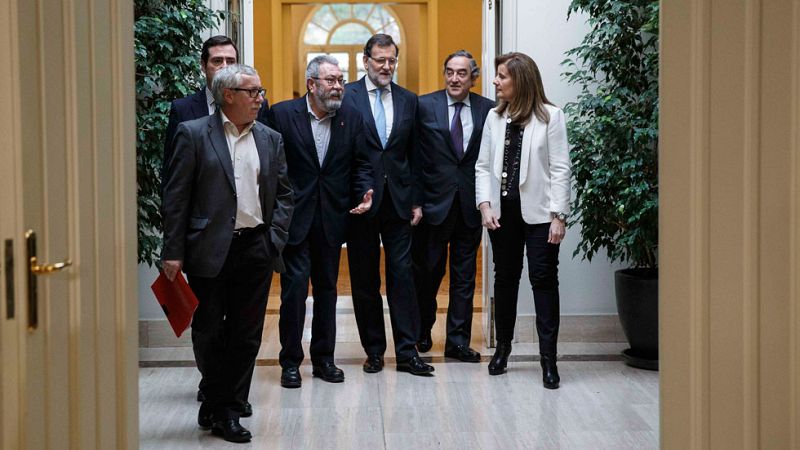 El primer acuerdo social de la legislatura crea una ayuda para los parados de larga duración