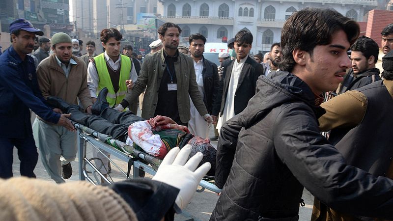 Los talibanes matan a 141 personas, la mayoría escolares, en el peor ataque terrorista en Pakistán