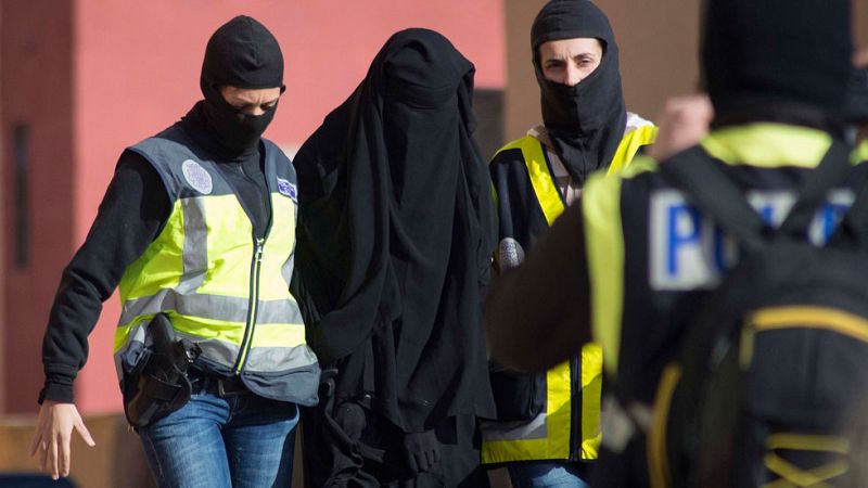 Detenidos siete integrantes de una red que reclutaba mujeres para el Estado Islámico