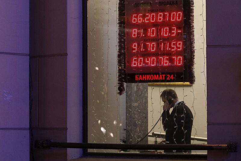 El Ministerio de Finanzas ruso anuncia la venta de parte de sus divisas para respaldar al rublo