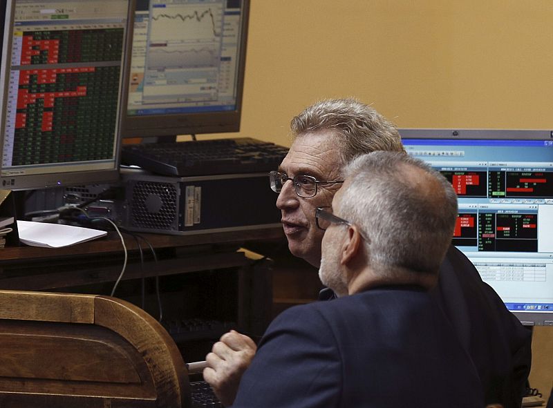 El IBEX 35 cae un 0,32% pero salva los 10.000 puntos con el bono a diez años en mínimos