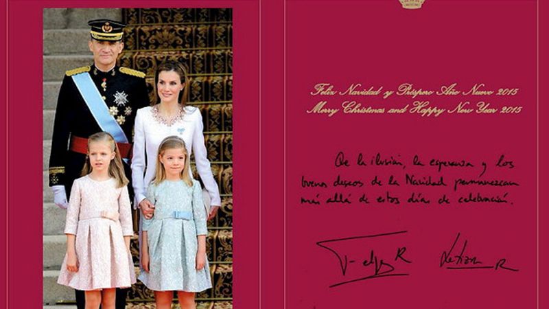 Los reyes escogen dos imágenes de la proclamación para su primera felicitación navideña