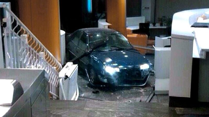 Un detenido por estrellar su coche con dos bombonas contra la sede del PP en Madrid