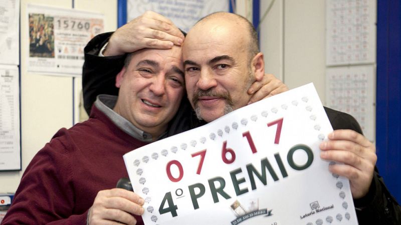 Los cuartos premios de la lotería de Navidad, el 7.617 y el 67.009, muy repartidos