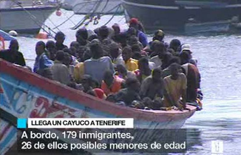 Arriba a Tenerife un cayuco con 179 inmigrantes tras interceptarlo Salvamento Marítimo