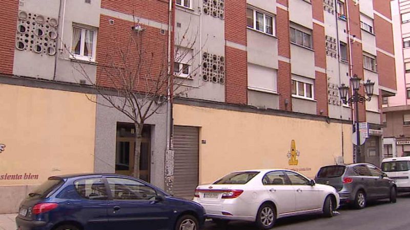 Hallan a tres niños pequeños desnutridos y abandonados en una vivienda en Oviedo