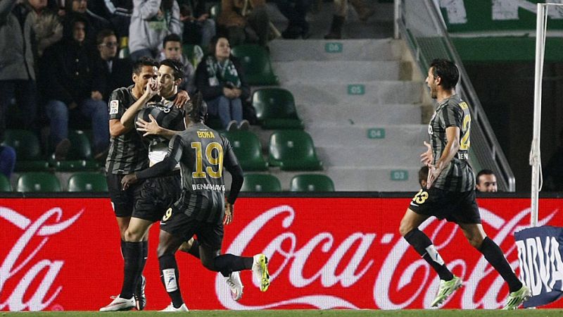 El Málaga consigue remontar en Elche