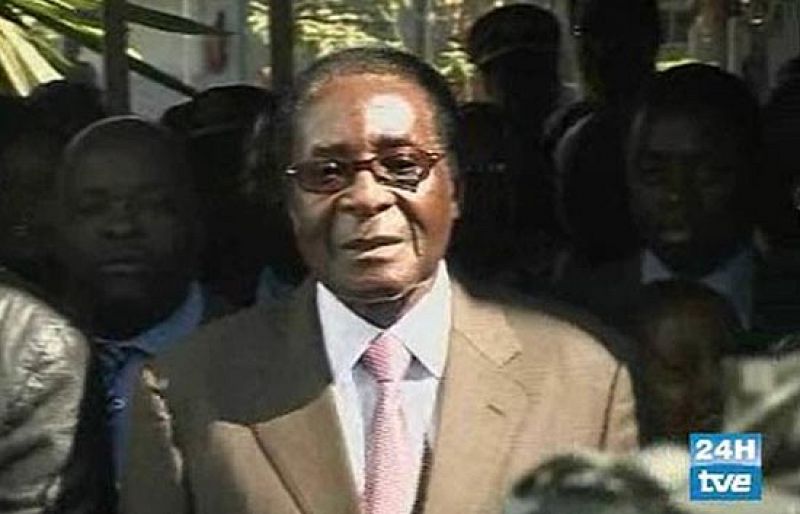 Mugabe, investido presidente de Zimbabue en unas elecciones fraudulentas