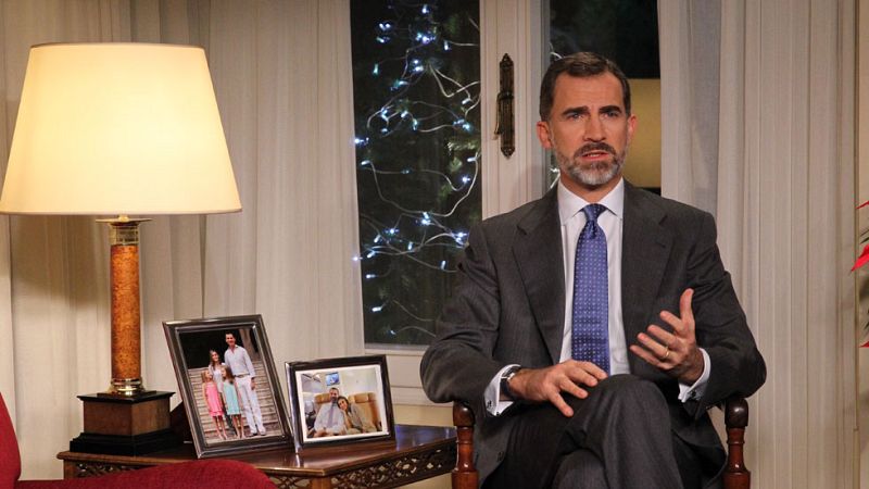 Felipe VI se rodea de imágenes de su familia para su primer discurso de Navidad