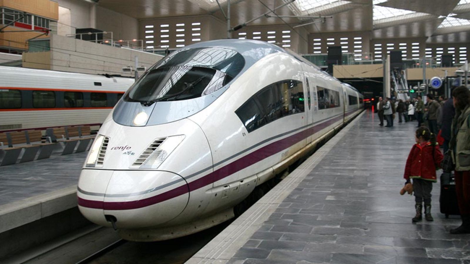 Comienza la huelga de 24 horas convocada por CGT en Renfe y Adif - Informativo 24h | Ver
