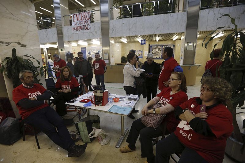 Los enfermos de hepatitis C encerrados seguirán hasta que Alonso se reúna con ellos