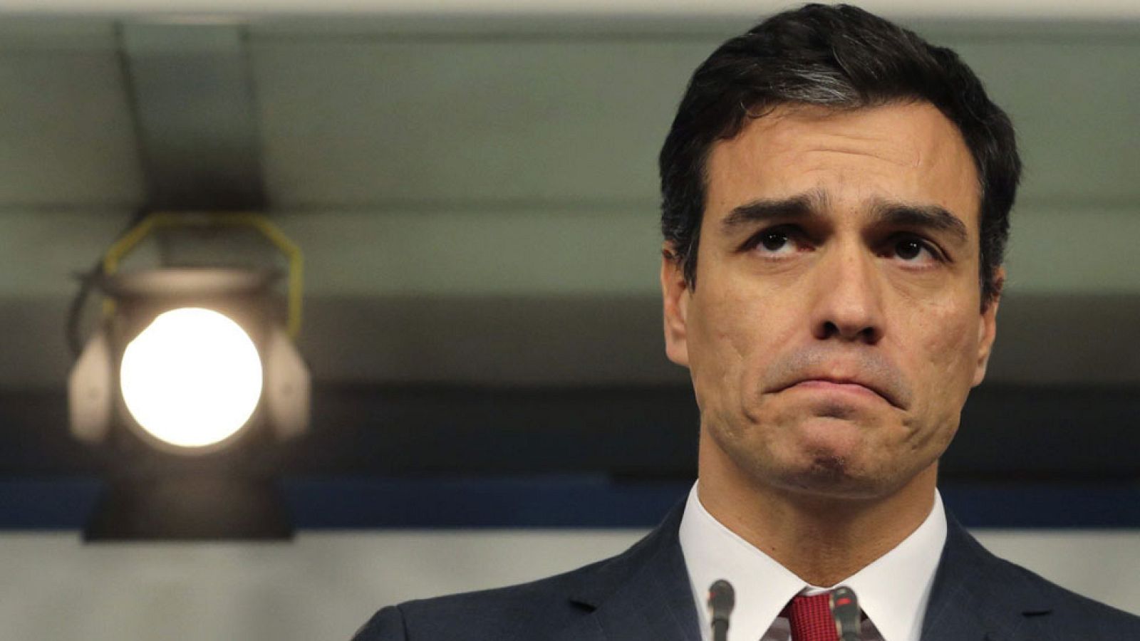 Pedro Sánchez acusa al gobierno de usar la crisis como excusa para recortar salarios y derechos