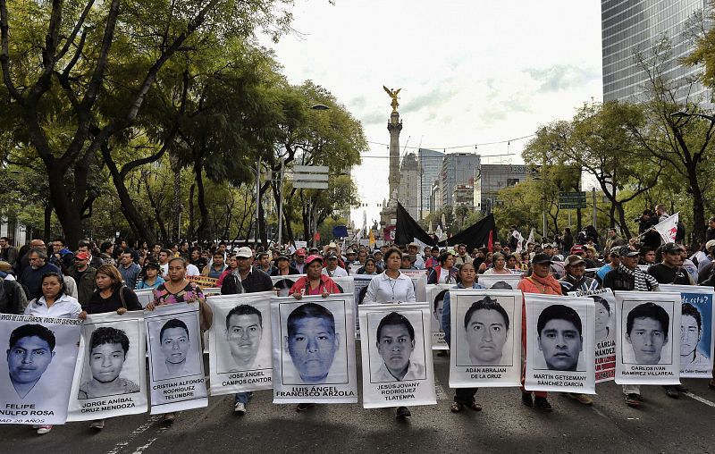 Los padres de los 43 jóvenes desaparecidos en México vuelven a marchar al cumplirse tres meses