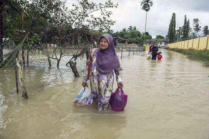 Al menos 8 muertos y 132.000 evacuados por las inundaciones en el norte de Malasia