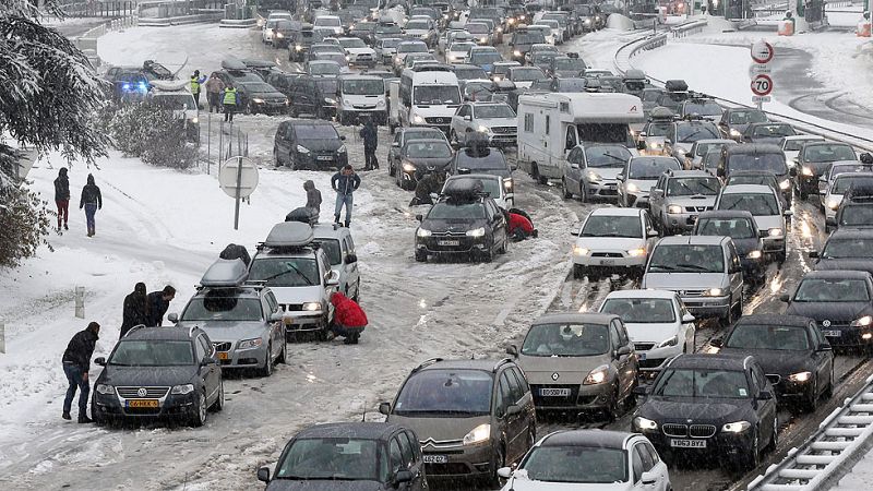 Miles de vehículos bloqueados en los Alpes franceses a causa del mal tiempo