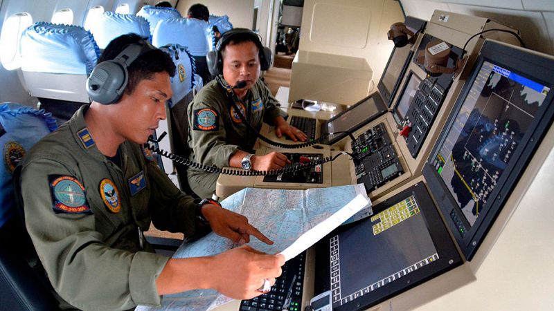 Los servicios de rescate de Indonesia creen que el avión de AirAsia podría estar "en el fondo del mar"