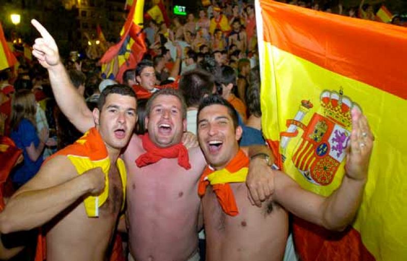 Cientos de miles de españoles celebran el título en las calles