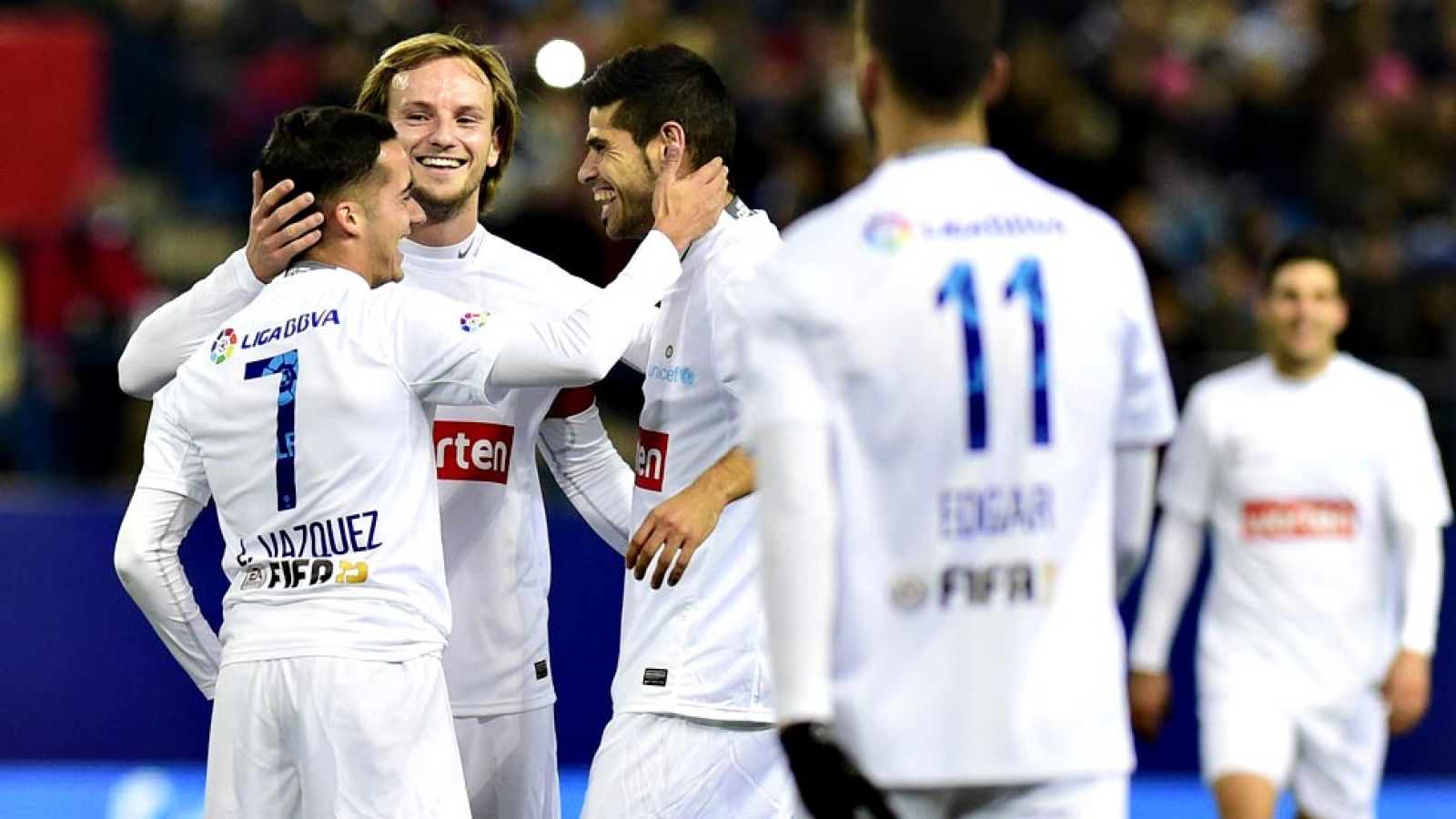 Miles de espectadores acudieron al Estadio Vicente Calderón para presenciar el partido benéfico 'Champions For Life', a beneficio de UNICEF, la agencia de Naciones Unidas para la infancia y su campaña contra el virus del ébola. Desafiando al frío de